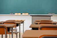 「アキラ100%のマネをして」女児を裸にさせた変態教師、体育の着替えも付き添う