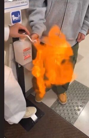スーパーの店内で火炎放射！（SNSより）