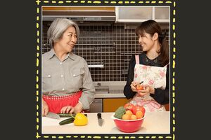 小日向えりさんが『ぴんぴんころり』のスタッフと。年齢層は幅広く、毎日充実している