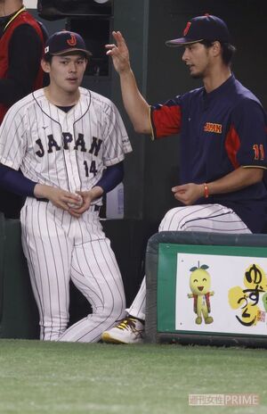 2023年、WBC大会中にダルビッシュ有から指南を受ける佐々木朗希
