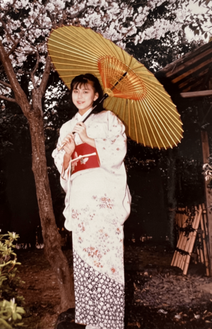 16歳のときから京都でモデルの仕事を始める。「早く自立したい」と強く思い、必死で働いた。高校は中退し、勉強は通信教育にかえた