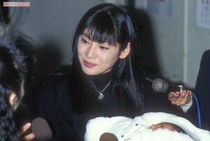 3回の流産の末、'93年12月に女児を出産。うれし涙で報道陣に対応した