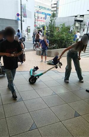 23年9月、東京・池袋駅近くの歩道上で電動キックボードを運転中に60代の女性に衝突した直後に一般人によって投稿されたもの（Xより）