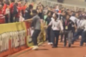 立ち入り禁止エリアに乱入する浦和サポーター(SNSより)