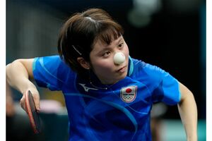 スポーツメディアが配信した記事のサムネイル画像に使用され、批判が殺到したパリ五輪・卓球女子シングルス3回戦に挑む平野美宇選手の姿（写真：AP/アフロ）