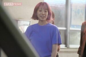 2025年8月中旬、撮影途中に歩きながらスタッフと談笑してリラックスモードの夏帆