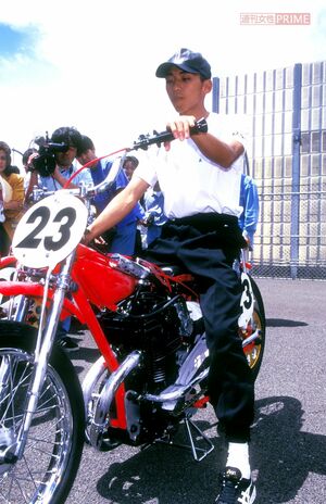 1996年6月、華やかな芸能界から一転、坊主頭でオートレース選手候補生入所式に出席