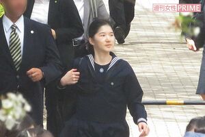 「オール学習院の集い」では、友人とキャンパス内を“ダッシュ”された（4月16日）