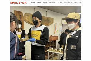 『Smile Up! Project』の一環として、能登半島地震の避難先を訪れた木村拓哉。笑顔で被災者と触れ合った（SMILE-UP.公式HPより）