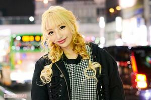 インタビューに答える加藤紗里（2021年12月9日）