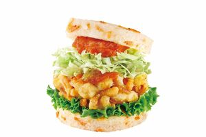 寺本さんも開発に携わった台湾の『かき揚げ』。米にはサクラエビが混ぜられている（同社撮影）