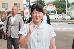 新幹線で帰京される際のJR那須塩原駅前では奉送に笑顔で応じられていた（8月30日）