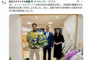 安青錦の師匠である安治川親方（元・安美錦）とおかみさん（在日ウクライナ大使館公式X より）