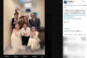 舞台『陽気な幽霊』で主演を務めている田中圭。東京公演の千秋楽を迎えたキャストの集合写真では、なんと笑顔で“Wピース”(前列中央、写真は東宝演劇部の公式Xより)