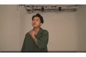 堂々とタトゥーを見せる大野智(公式Xより)