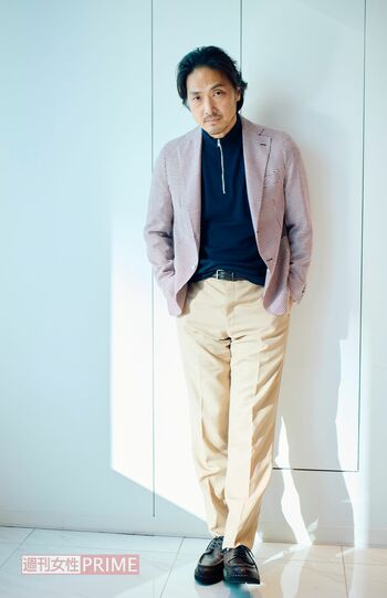 平岳大　撮影／山田智絵　ヘアメイク／石川美幸　スタイリスト／安西こずえ　ニット5万600円（ヘリル／にしのや）　シューズ10万1200円（パラブーツ／パラブーツ青山店）　問い合わせ／にしのや電話：03-6434-0983　パラブーツ青山店　電話：03-5766-6688