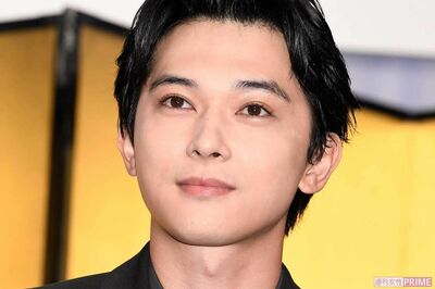 吉沢亮「男と女の境界を超えた」衝撃の奇抜メイク姿に「目元、殴られた?」「さすがに面白い」ツッコミ殺到