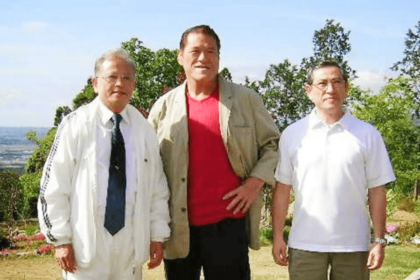 2000年代後半。左から4男・快守さん、アントニオ猪木氏、啓介さん。「快守兄貴が後にテノール歌手になったのは、寛至兄貴への対抗心も少しはあったと思う」（啓介さん）