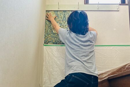 階段横の古い壁が壁紙張りで一新。「壁紙張りやペンキ塗りは古い家ならではの楽しみ方。おすすめです」　写真／小暮涼子さん本人