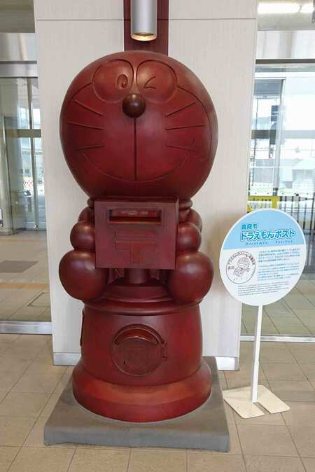 富山県・高岡駅交通広場には、同市出身の藤子・F・不二雄の生誕80年を記念して、高岡銅器で製作したドラえもん型が登場。撮影／大嶺こず恵