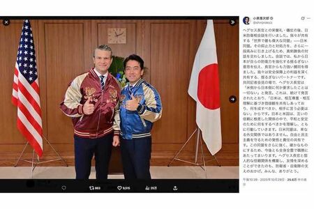 へグセス米国戦争長官にスカジャンをプレゼントした小泉進次郎防衛大臣(本人のXより)