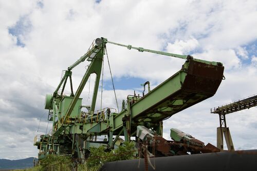 重機の説明を聞きながら、「カッコいい~~」と声をあげ、夢中でカメラのシャッターを切る女性ツアー客も