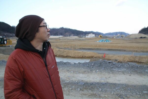 釜石市鵜住居の防災センターがあった場所で思いにふける片桐さん