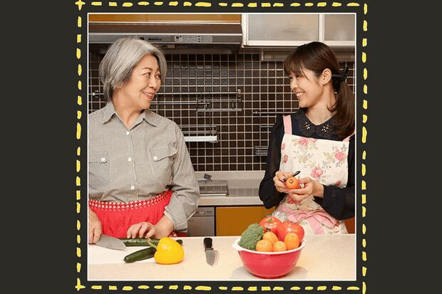 小日向えりさんが『ぴんぴんころり』のスタッフと。年齢層は幅広く、毎日充実している