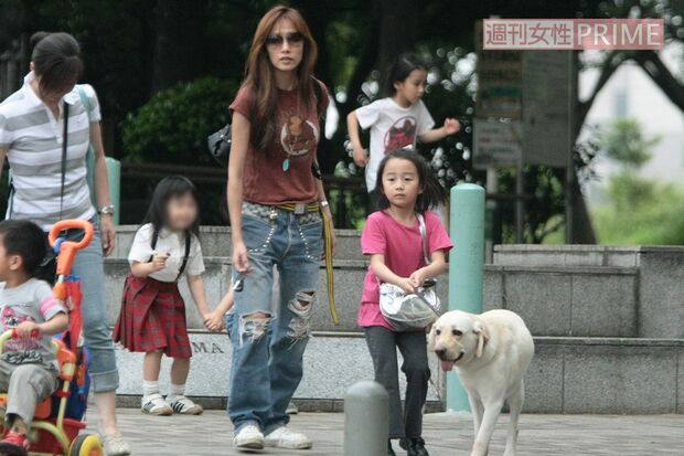 2007年、愛犬の散歩をさせる工藤静香とCocomi、と後ろで遊ぶKoki,