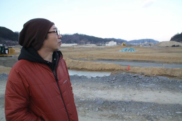 釜石市鵜住居の防災センターがあった場所で思いにふける片桐さん