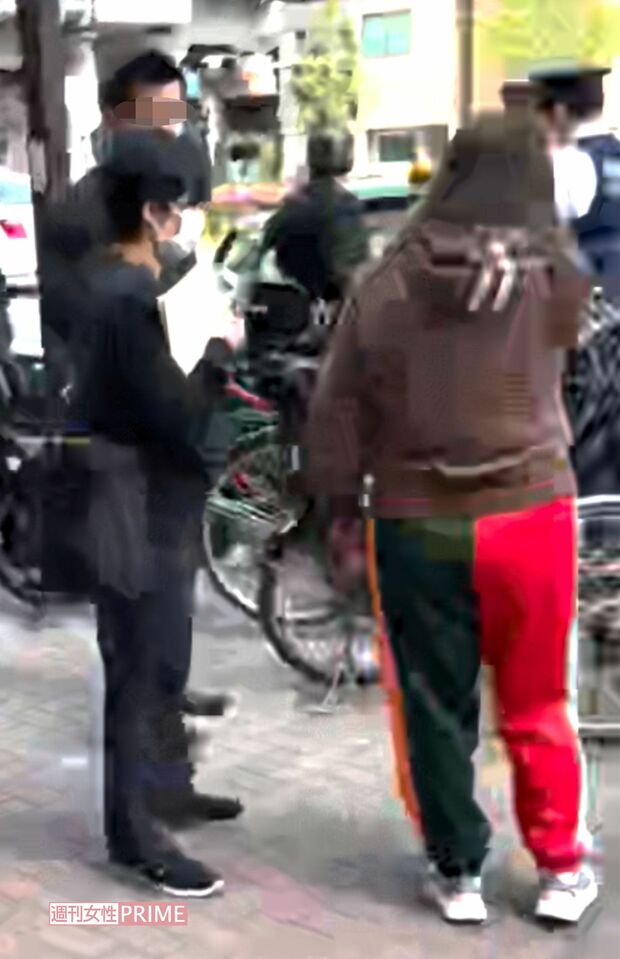 4月16日の午前、品川区路上で事情聴取をうける華原（タテ画像）