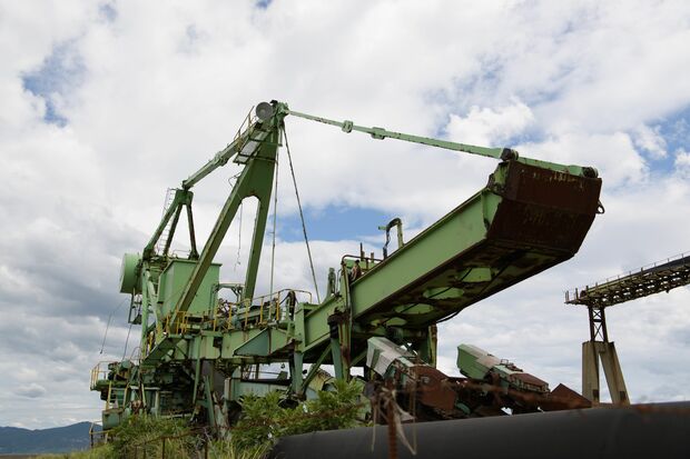 重機の説明を聞きながら、「カッコいい～～」と声をあげ、夢中でカメラのシャッターを切る女性ツアー客も