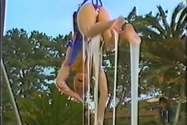 芸人が次々に粘着の中に落下させられる『粘着アップダウンクイズ』で落下した井手（インターネットより）