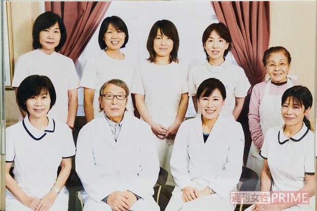 時にバトルしながらも、共に患者と向き合ってきた父親と八田先生（前列中央）