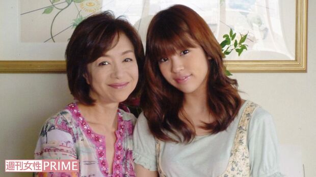 '10年に自宅で撮影された母娘のツーショット写真