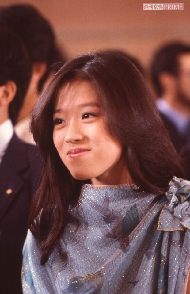1984年の第3回『メガロポリス歌謡祭』授章式ではにかむ中森明菜。『サザン・ウインド』でポップスグランプリを受賞!