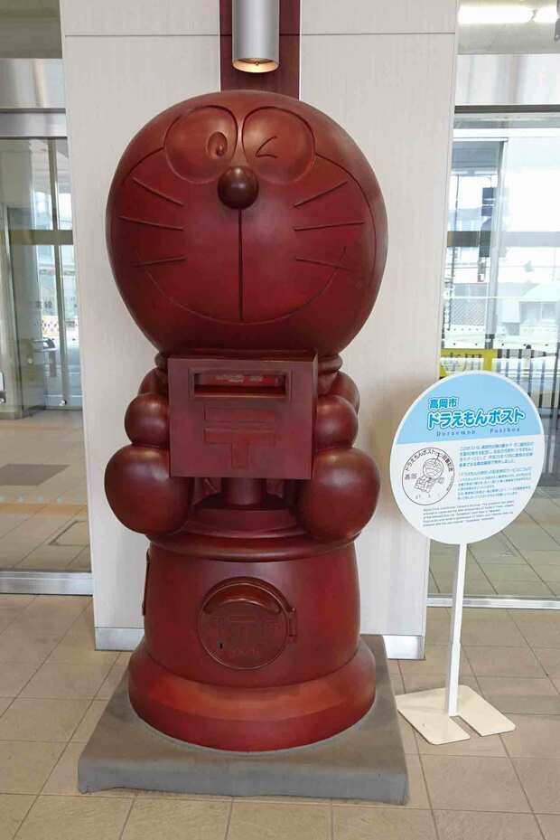 富山県・高岡駅交通広場には、同市出身の藤子・F・不二雄の生誕80年を記念して、高岡銅器で製作したドラえもん型が登場。撮影／大嶺こず恵