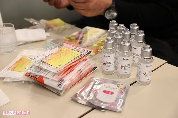 使い捨てカイロなどに「お話しを聞かせてください」とのメッセージと連絡先が書かれたカードを添え、女性たちに手渡している