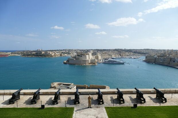 対岸のスリーシティーズやヴァレッタの街並みが見渡せるアッパーバラッカガーデン。毎日昼の12時に大砲が放たれる　写真／白石あづさ