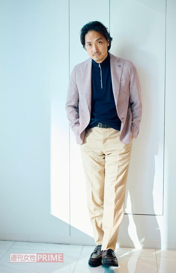 平岳大　撮影／山田智絵　ヘアメイク／石川美幸　スタイリスト／安西こずえ　ニット5万600円（ヘリル／にしのや）　シューズ10万1200円（パラブーツ／パラブーツ青山店）　問い合わせ／にしのや電話：03-6434-0983　パラブーツ青山店　電話：03-5766-6688