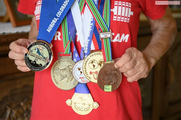 世界大会の金メダルは宝物。「開催国によってデザインが違って面白い」と奥村さん　撮影／渡邉智裕