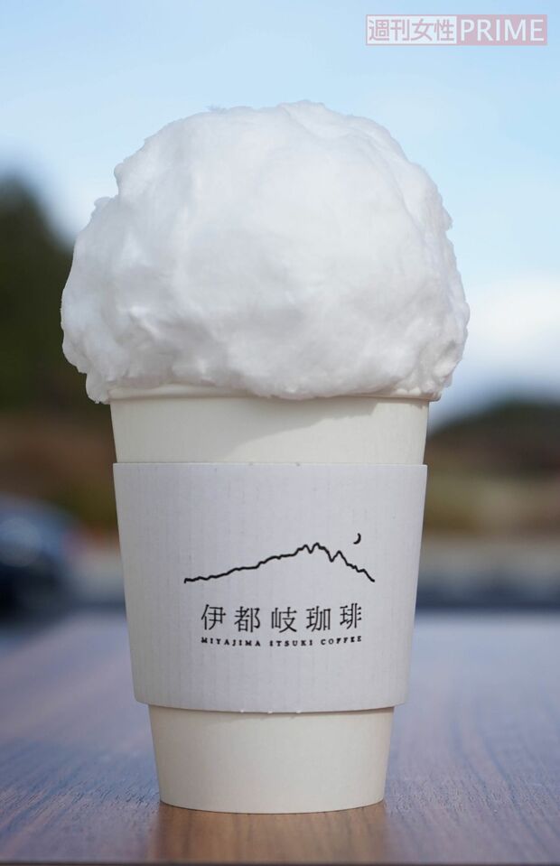 【八天堂ビレッジ】『天空カフェラテ（HOT）』（530円）は、フワフワのわたあめがのった新感覚ドリンクはSNS映え抜群!