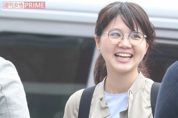 突然の直撃取材にも、立ち止まって笑顔を見せながら質問に答える吉岡