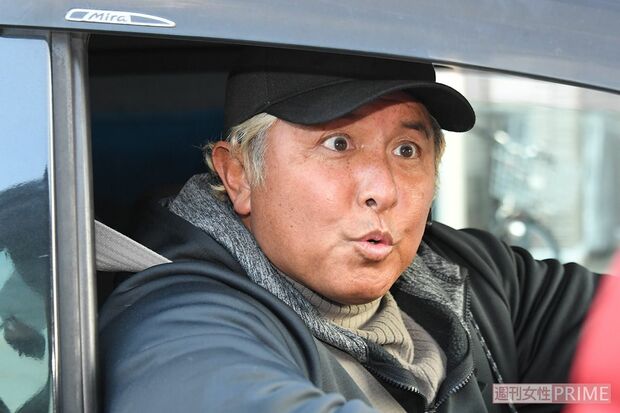 直撃取材に答えてくれた坂本一生、記者に驚きの表情