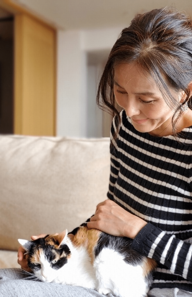 縞模様の猫は2年前に家族に迎えたクロ。大あくびで愛らしい姿を見せる