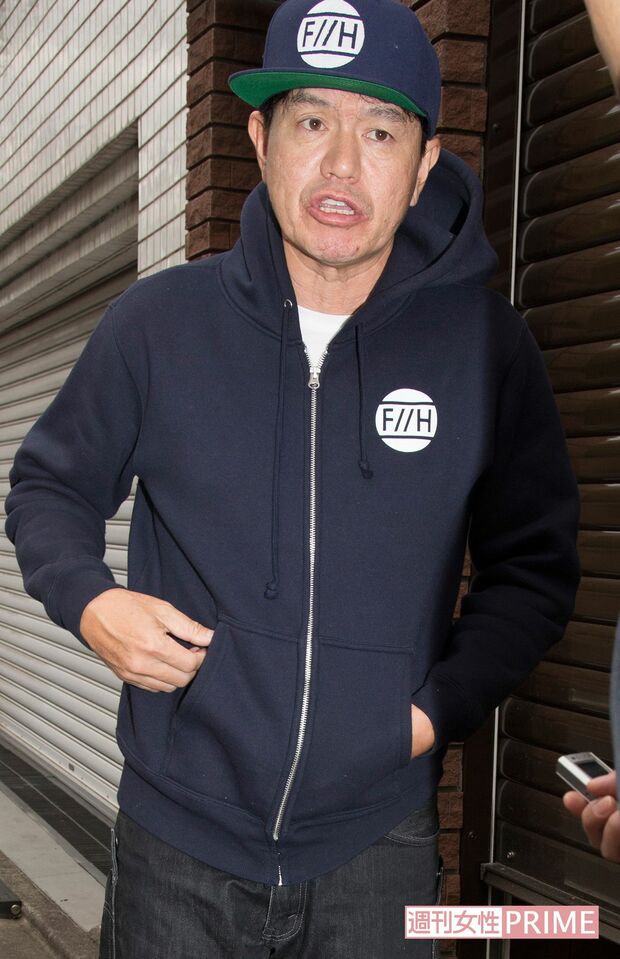 突然の訪問に「ご近所さんもいるから」と周囲に気遣いながら対応