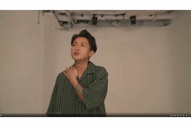 堂々とタトゥーを見せる大野智（公式Xより）