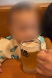 ビールのジョッキに口をつける幼児(拡散された動画より)