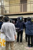 7日、逮捕報道直後の岡庭の実家。マスコミが周囲を囲んでいた('21年5月7日撮影)