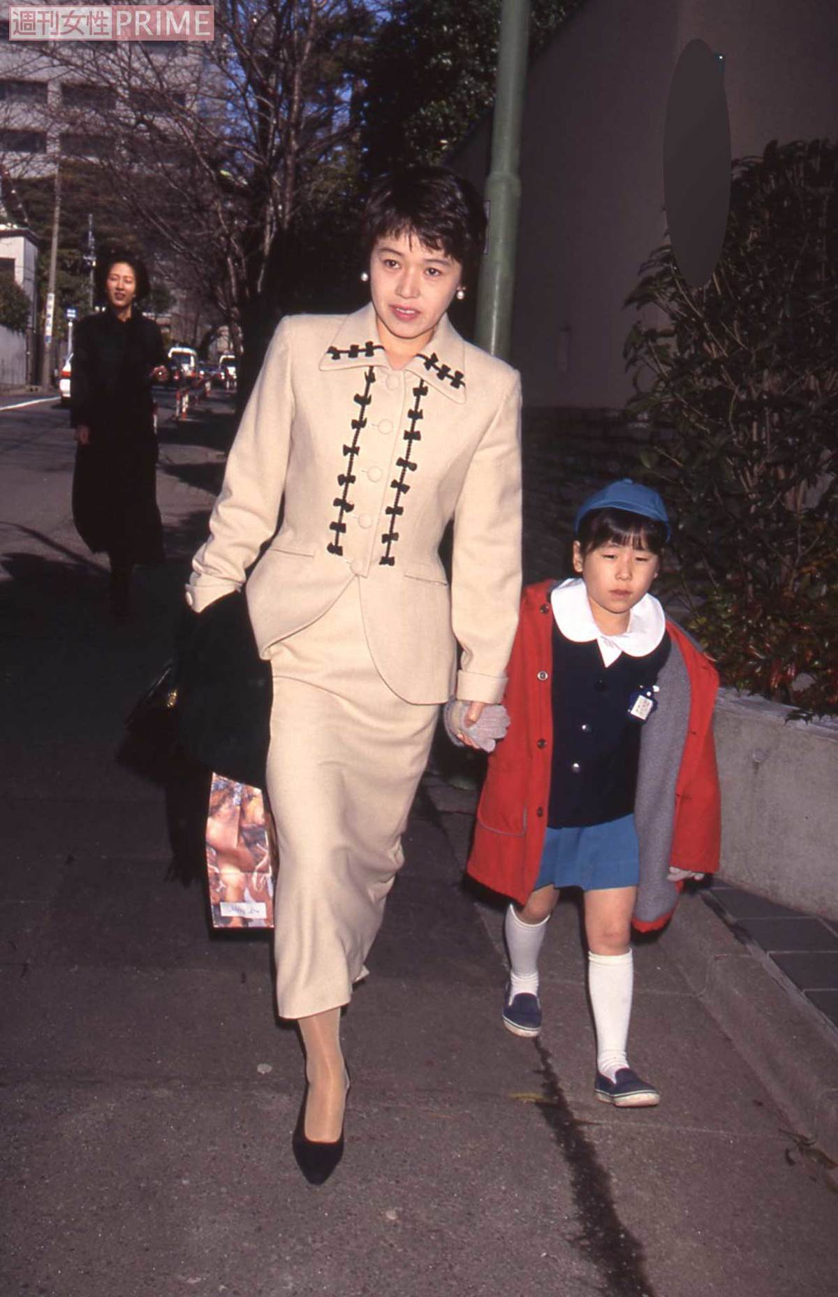 大竹しのぶの画像・写真 IMALU（当時6歳）と幼稚園卒園式に出かける大竹しのぶ（1/2）（1996年3月16日） 3枚目 週刊